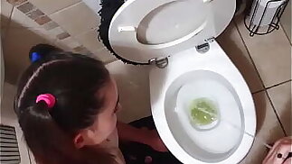 Step lady taking her abb? for a pee and give him a blowjob